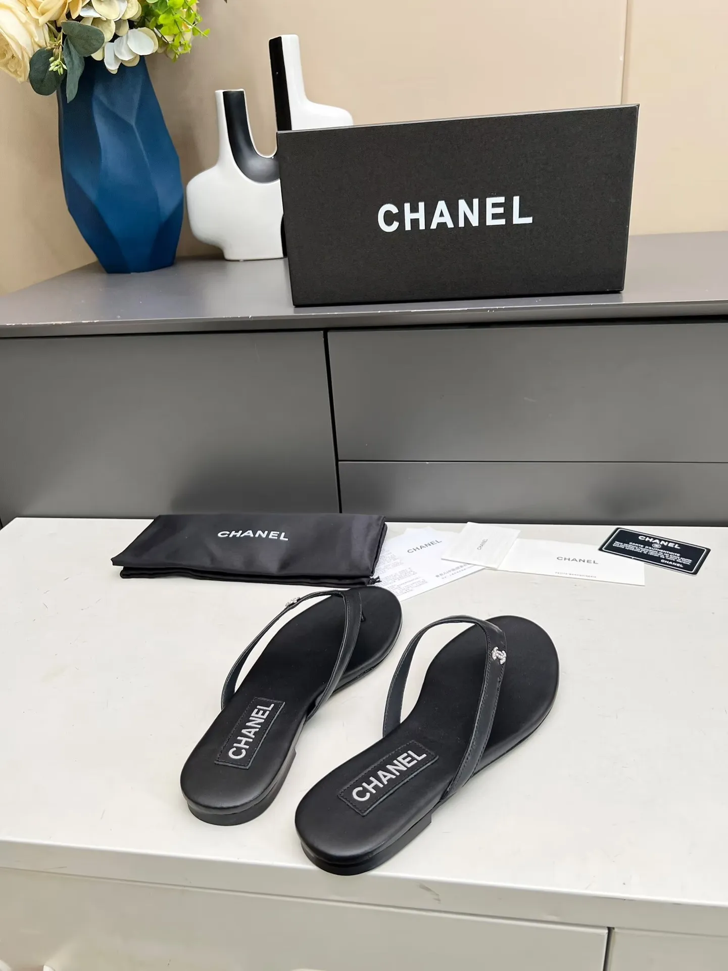 👟👟Ex-factory price 380👟👟 Chanel new spring and summer genuine leather outsole flip-flops✅ I was really moved by this shoe when I first saw it💓 I liked it at first sight [surprised], 😊 and it has Chanel’s classic diamond logo💎 Fabric: imported cowhide 🐂 Denim, velvet Lining: cow lining Color: black Code number: 35-41 (41 can be customized and non-returnable) Outsole: Made of genuine leather outsole Packaging: with card, cloth bag